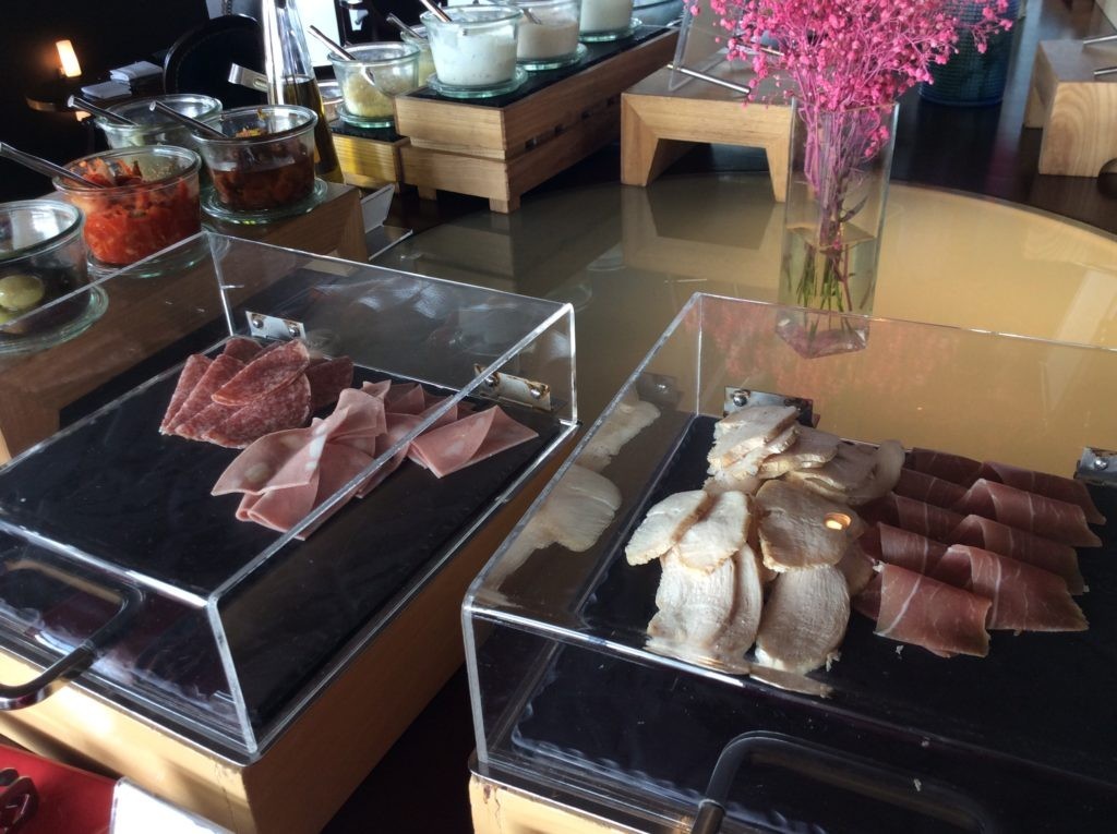 ラウンジのごはん