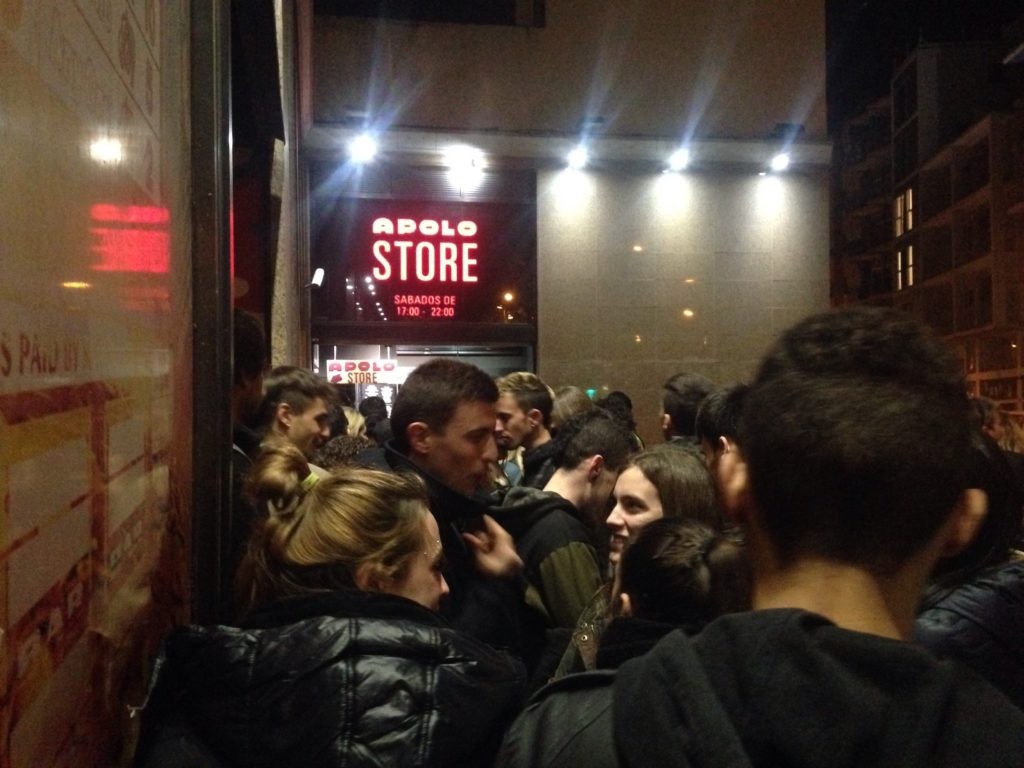 クラブをまつ人