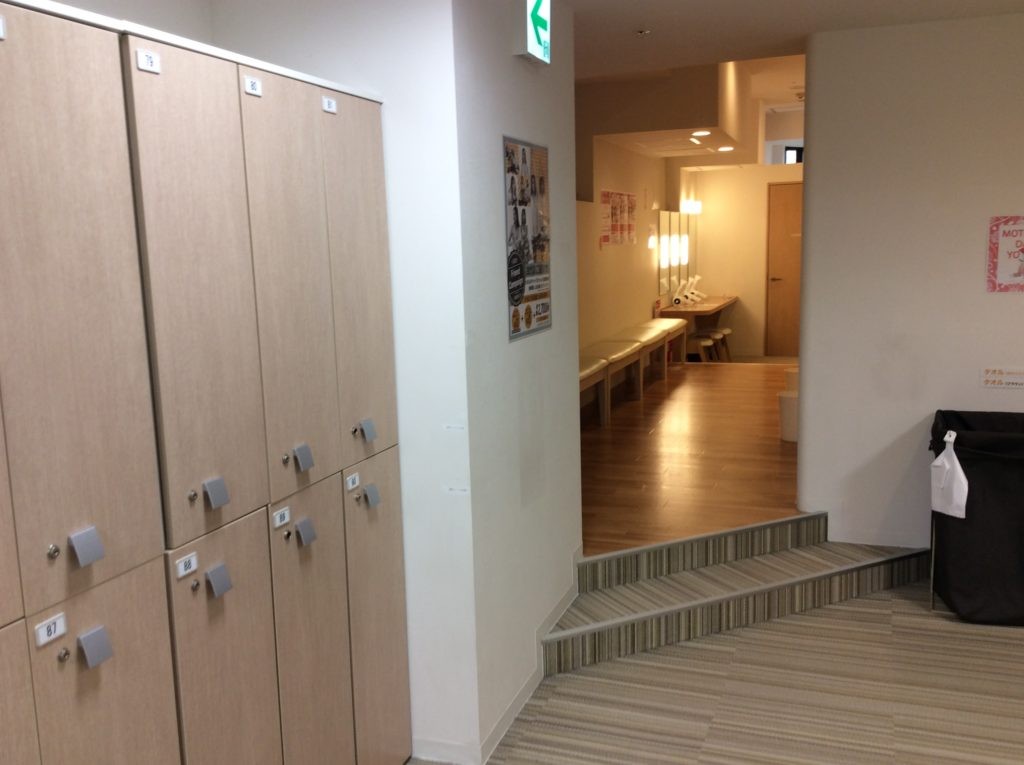 ロッカーとシャワー室