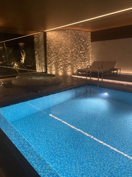 プールとジャグジー