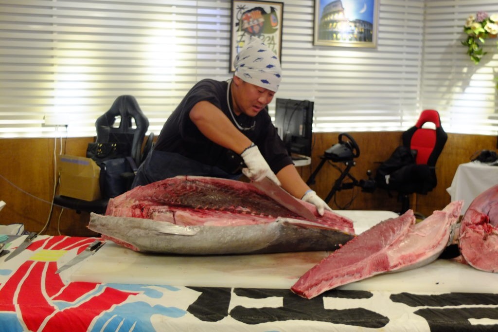 マグロ解体ショー