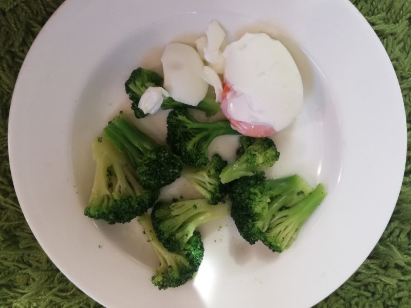 ブロッコリーとサラダ