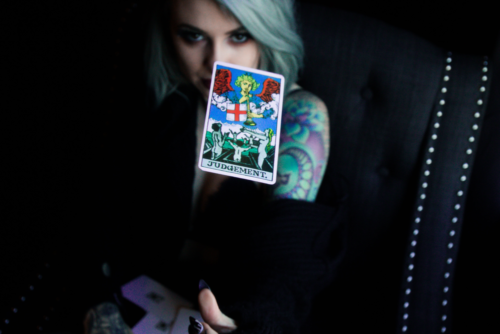 当たらない占い師イメージ