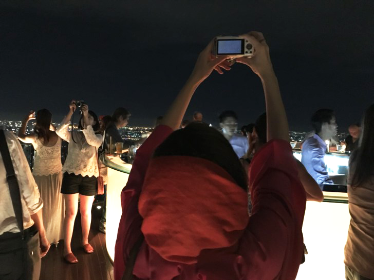 撮影する女忍者